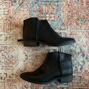 Universal thread size 7 faux black boots